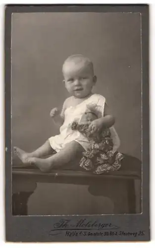Fotografie Th. Molsberger, Halle a/S, Portrait Säugling mit Puppe