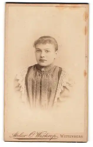Fotografie O. Westerop, Wittenberg, Portrait Fräulein mit zusammengebundenem Haar