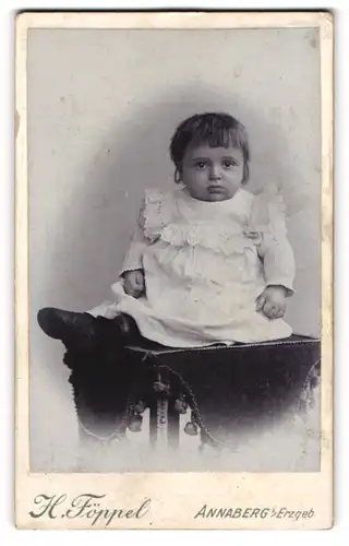 Fotografie H. Föppel, Annaberg i/Erzgeb., Portrait Kleinkind in Kleid