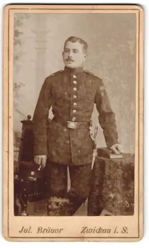 Fotografie Jul. Bräuer, Zwickau i/S, Portrait Soldat in Uniform