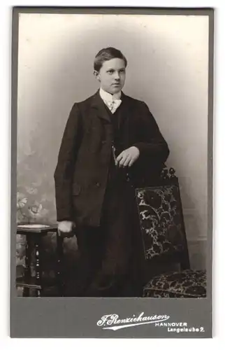 Fotografie F. Renziehausen, Hannover, Portrait Bursche im dunklen Anzug