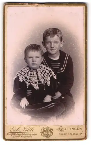 Fotografie Gebr. Noelle, Göttingen, Portrait Kinder in zeitgenössischen Kleidern