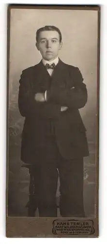 Fotografie Hans Temler, Bant-Wilhelmshaven, Portrait Bursche im schwarzen Anzug