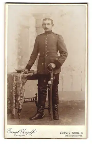 Fotografie Ernst Zapff, Leipzig-Gohlis, Portrait Soldat mit Säbel in Händen