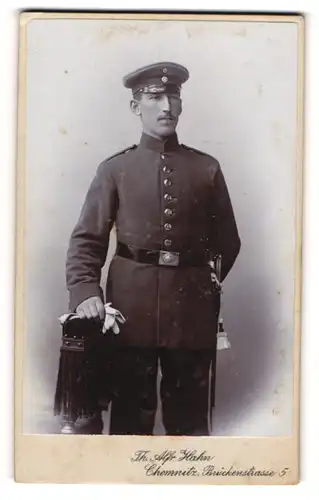 Fotografie Th. Alfr. Hahn, Chemnitz, Portrait Soldat mit Bajonett am Koppel