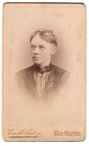 Fotografie Emil Tietze, Bad Elster, Portrait Frau mit eleganten Schultertuch