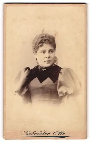 Fotografie Gebrüder Otto, Oranienburg, Portrait modisch frisierte Frau in hübschem Kleid