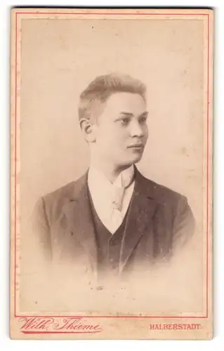 Fotografie Wilh. Thieme, Halberstadt, Portrait Bursche mit kurzem Haar im Jacket
