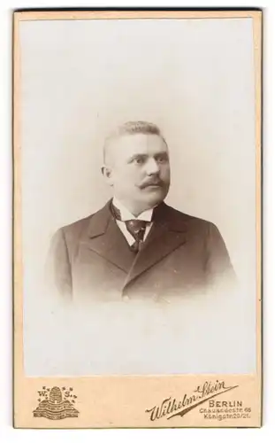 Fotografie Wilhelm Stein, Berlin, Portrait modisch gekleideter Herr mitr Schnauzbart