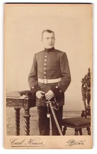 Fotografie Carl Kruse, Burg, Portrait junger Soldat mit weissem Koppel und Säbel