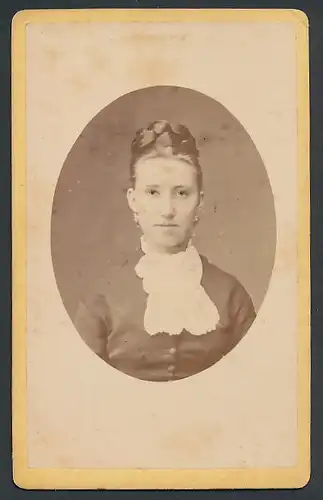 Fotografie W. Karrass, Bremen, Portrait junge Dame mit geflochtenem Haar