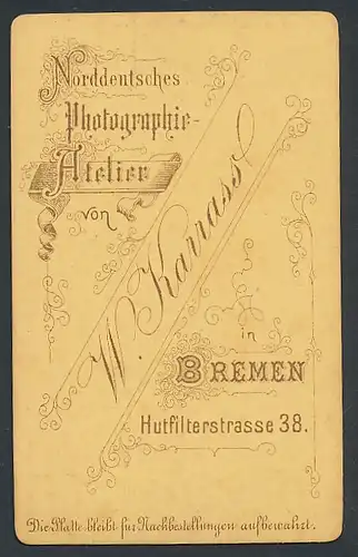 Fotografie W. Karrass, Bremen, Portrait junge Dame mit geflochtenem Haar