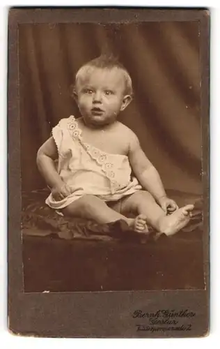 Fotografie Bernh. Günther, Goslar, Portrait Säugling in Leibchen