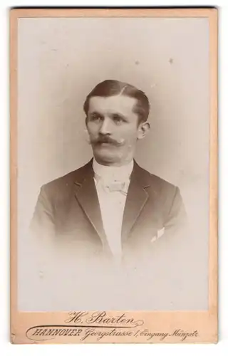 Fotografie H. Barten, Hannover, Portrait Herr in Anzug mit Hemd mit Stehkragen