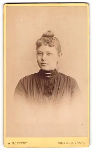 Fotografie W. Höffert, Hannover, Portrait Mädchen mit Haarknoten