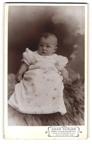 Fotografie Hans Temler, Bant-Wilhelmshaven, Portrait Säugling in Kleid