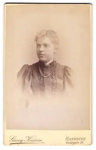 Fotografie Georg Knirim, Hannover, Portrait Fräulein mit zusammengebundenem Haar
