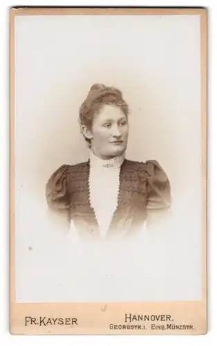 Fotografie Fr. Kayser, Hannover, Portrait Dame mit Haarknoten