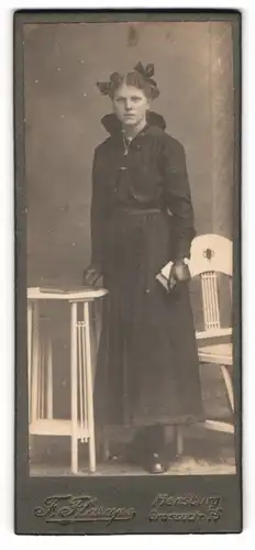 Fotografie F. Flarup, Flensburg, Portrait Mädchen in schwarz mit Handschuhen