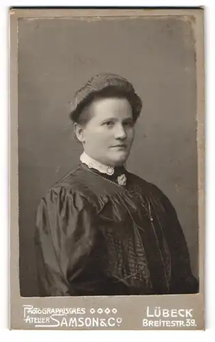 Fotografie Samson & Co., Lübeck, Portrait Dame mit Hochsteckfrisur