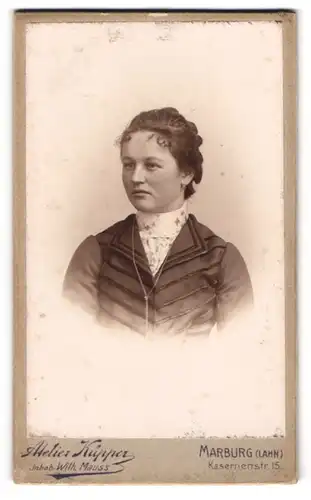 Fotografie Wilh. Mauss, Marburg / Lahn, Portrait junge Dame in zeitgenössischer Kleidung