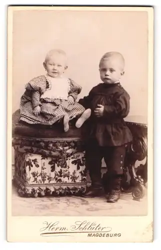 Fotografie Herm. Schlüter, Magdeburg, Portrait Kinderpaar in zeitgenössischer Kleidung