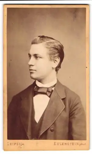 Fotografie Eulenstein, Leipzig, Portrait junger Mann im Anzug mit Fliege