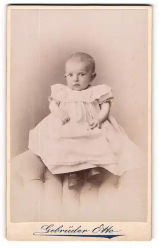Fotografie Gebrüder Otto, Oranienburg, Portrait niedliches Kleinkind im hübschen Kleidchen