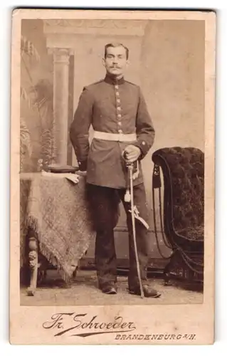 Fotografie Fr. Schroeder, Brandenburg a / H., Portrait Soldat in Uniform mit Degen