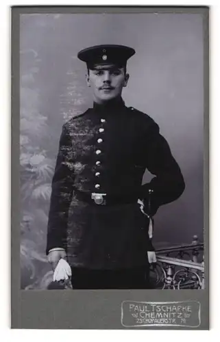 Fotografie Paul Tschapke, Chemnitz, Portrait Soldat in Uniform mit Schirmmütze und Handschuhen