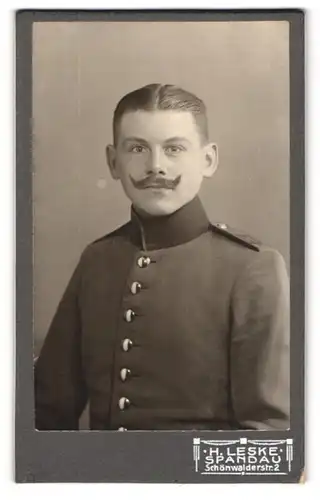 Fotografie H. Leske, Berlin-Spandau, Portrait Soldat in Uniform mit Schnauzbart