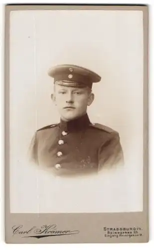 Fotografie Carl Krämer, Strassburg i / E., Portrait Soldat in Uniform mit Schirmmütze