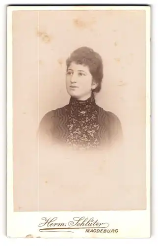 Fotografie Herm. Schlüter, Magdeburg, Portrait junge Dame in modischer Kleidung