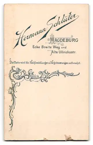 Fotografie Herm. Schlüter, Magdeburg, Portrait junge Dame in modischer Kleidung