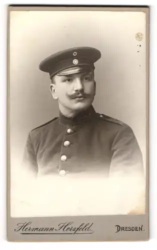 Fotografie Hermann Herzfeld, Dresden, Portrait Soldat von Jäger-Regiment