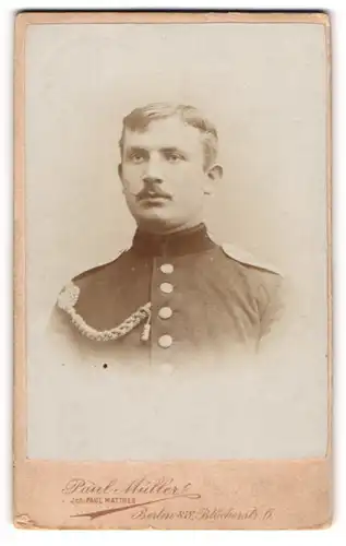 Fotografie Paul Müller, Berlin-SW, Portrait Soldat in Uniform mit Schützenschnur
