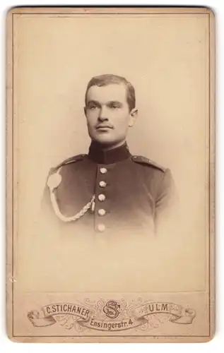Fotografie C. Stichaner, Ulm, Portrait Soldat mit Schützenschnur