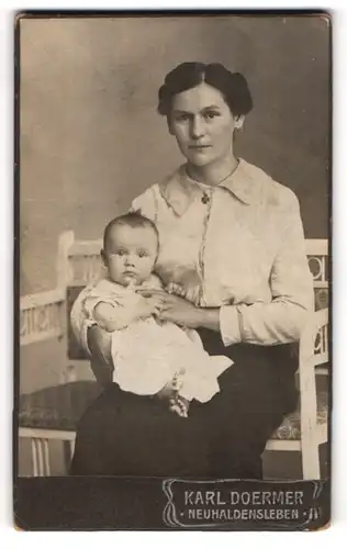 Fotografie Karl Doermer, Neuhaldensleben, Portrait Mutter und Säugling