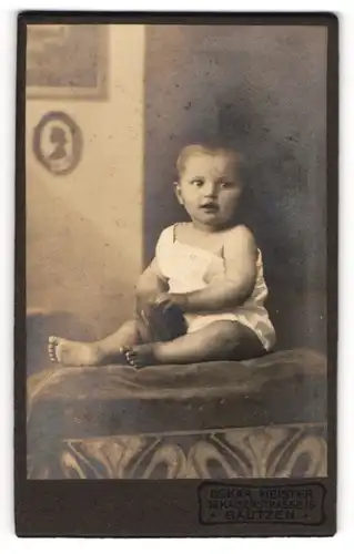 Fotografie Oskar Meister, Bautzen, Portrait Säugling in Leibchen