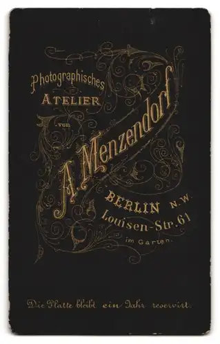 Fotografie A. Menzendorf, Berlin, Portrait Kleinkind mit gefalteten Händen