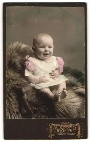 Fotografie M. Appel, Berlin, Portrait Säugling in Kleid