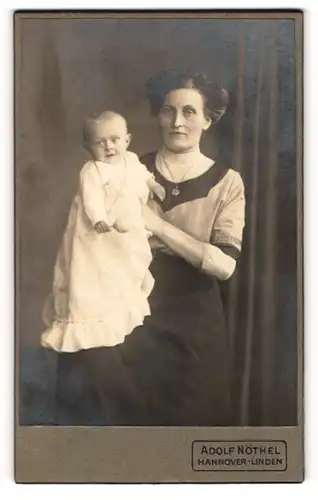 Fotografie Adolf Nöthel, Hannover-Linden, Portrait Dame und Säugling