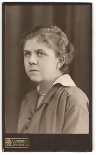 Fotografie A. Wertheim, Berlin, Portrait junge Frau mit zusammengebundenem Haar