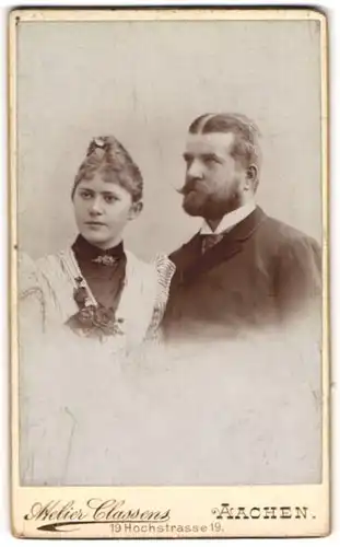 Fotografie Aug. Classens, Aachen, Portrait bürgerliches Paar in hübscher Kleidung