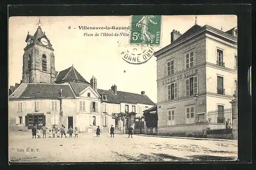 AK Villeneuve-la-Guyard, Place de l`Hôtel de Ville