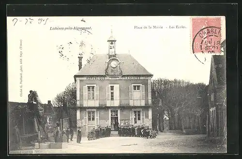 AK Lichères-près-Airgremont, Place de la Mairie, Les Écoles