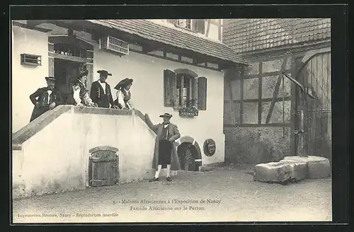 AK Nancy, Exposition, Maisons Alsaciennes, Famille Alsacienne sur le Perron