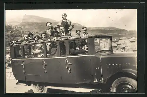 Foto-AK Reisebus mit Passagieren in Fahrt