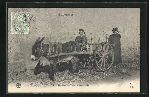 AK l'Auvergne, Attelage et Types auvergnats, Bäuerinnen mit Eselgespann