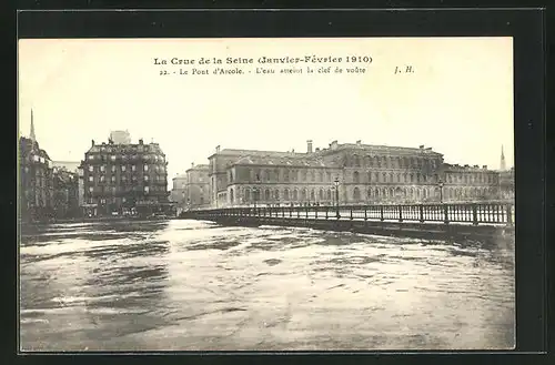 AK Paris, La Crue de la Seine (Janvier-Fèvrier 1910), Le Pont d`Arcole, L`eau atteint la clef de voute, Hochwasser